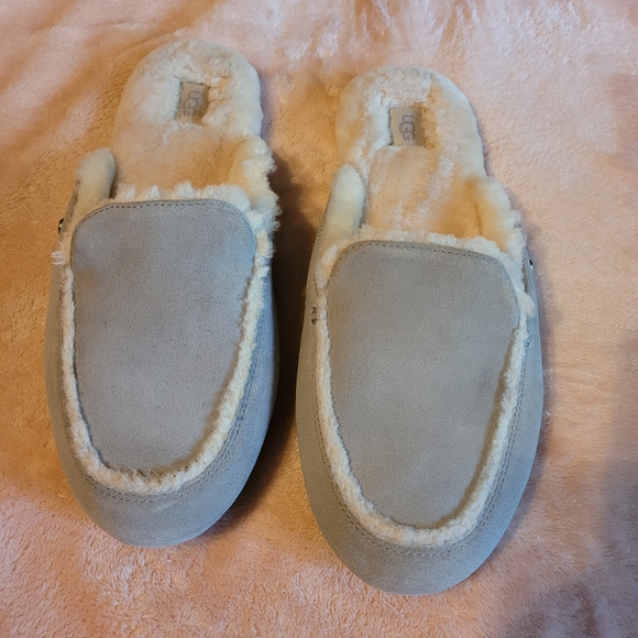UGG Shoes Womens Ugg Slippers Size 1 Poshmark